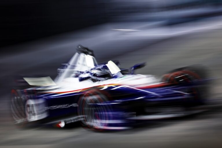 Pascal Wehrlein de Alemania al volante del Porsche 99X Electric #94 del equipo Porsche Formula E Team en pista durante el London E-Prix, decimosexta ronda del Campeonato Mundial de la Fórmula E 2026 en el ExCeL London. (Foto: Alastair Staley / LAT Images)