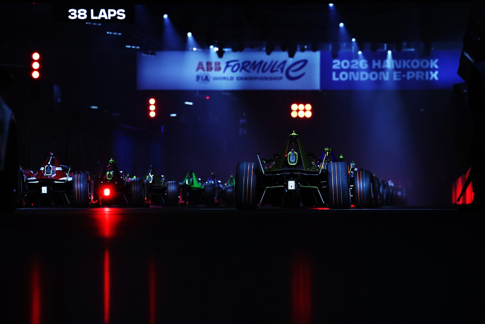 The cars line up on the grid ready for the start durante el London E-Prix, Round 16 of the 2026 FIA 