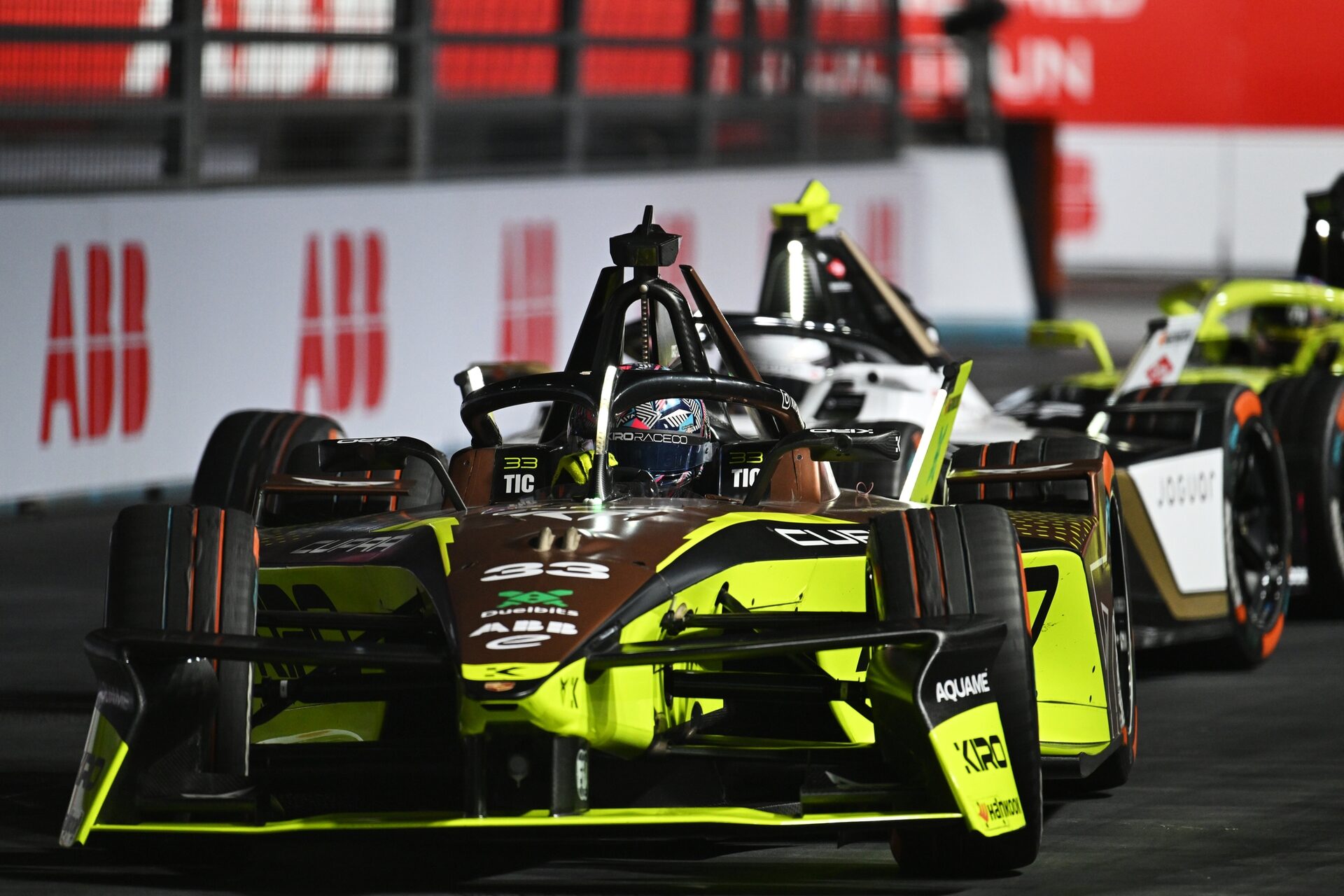 Dan Ticktum de Gran Bretaña pilotando el (33) CUPRA KIRO Porsche 99X Electric WCG3 en pista durante 