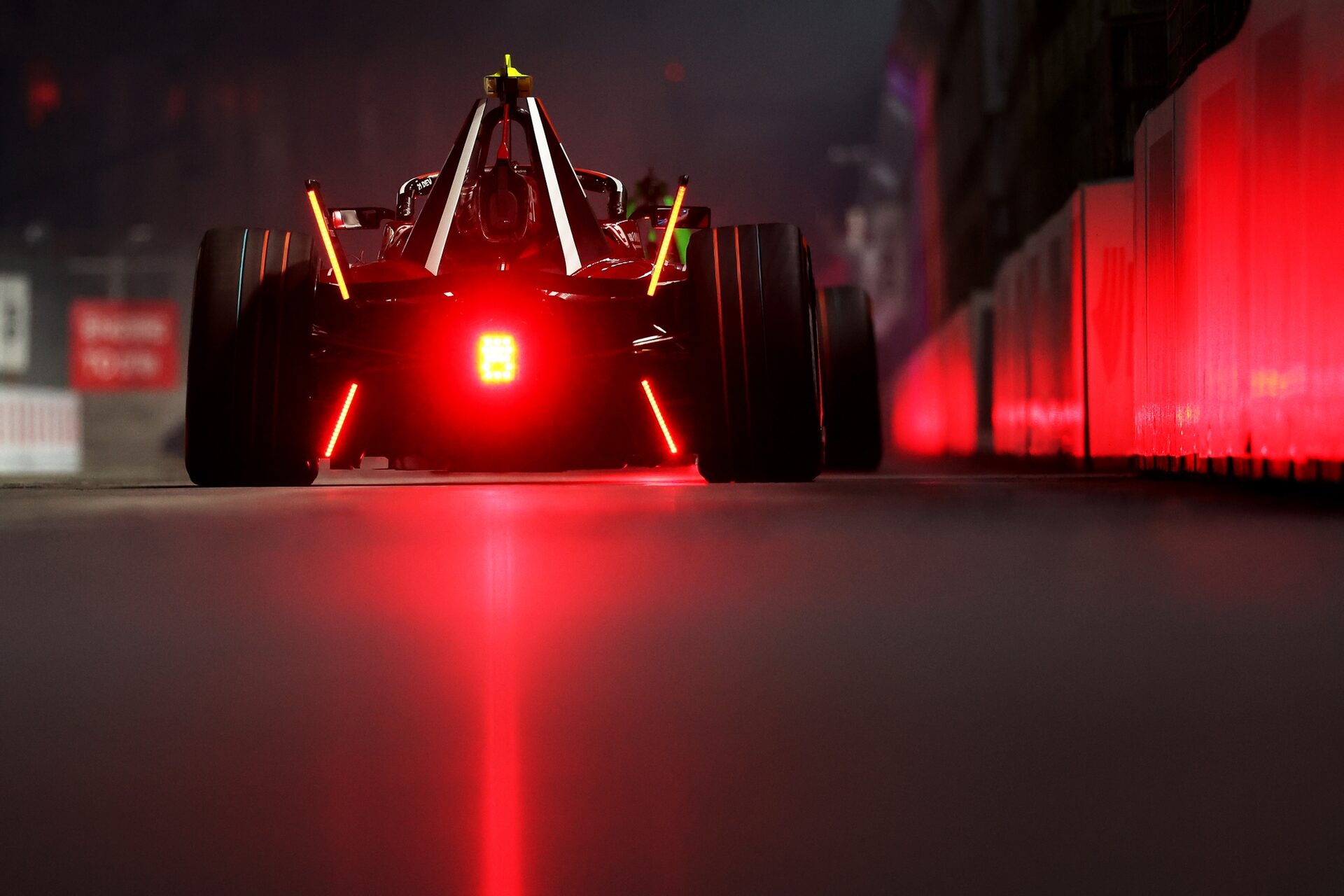 Nyck de Vries de los Países Bajos pilotando el (21) Mahindra Racing Mahindra M12Electro onto the gri