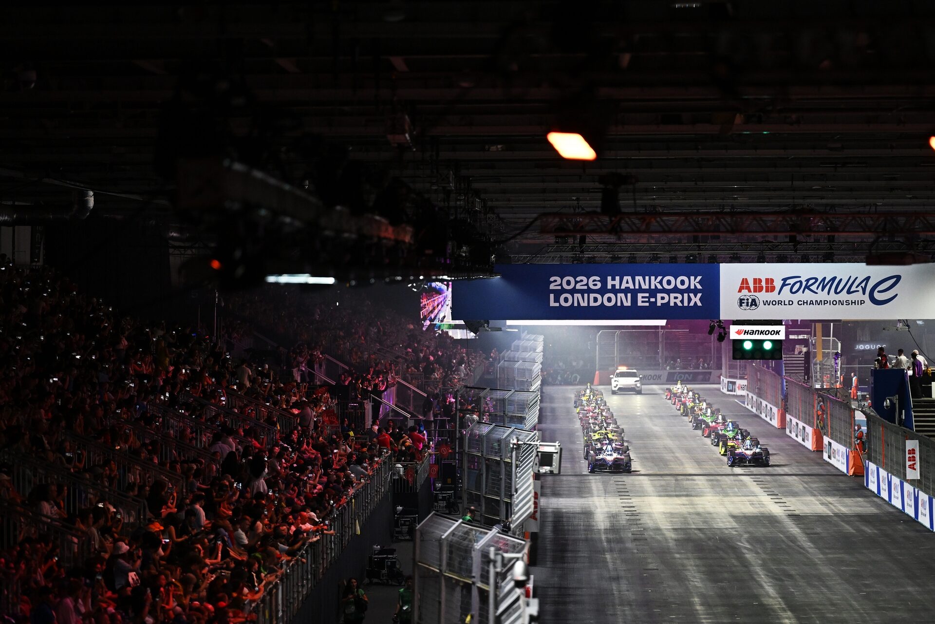 The cars line up on the grid ready for the start durante el London E-Prix, Round 16 of the 2026 FIA 