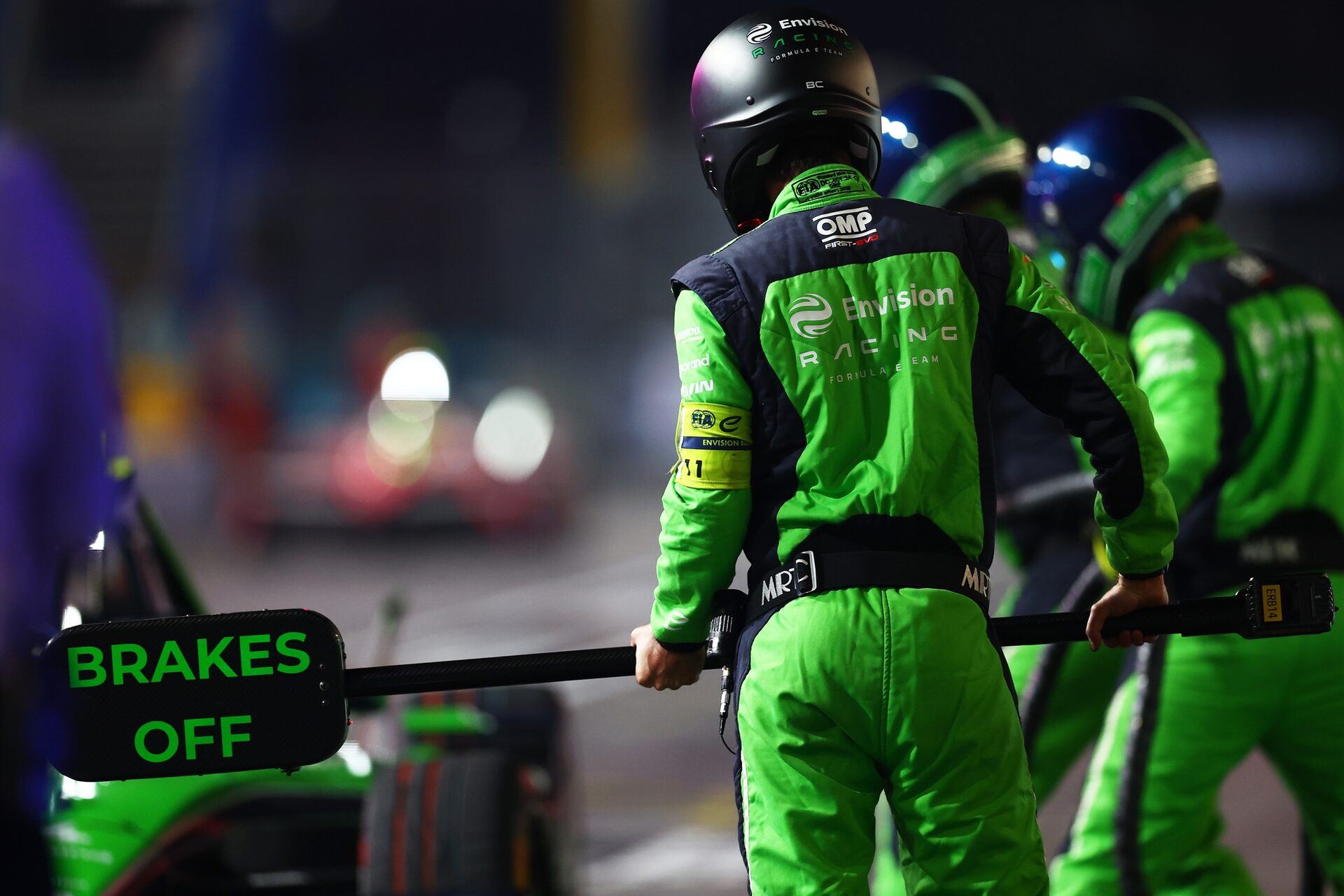 Envision Racing team members wait for one of their cars in the pitlane durante el London E-Prix, Rou