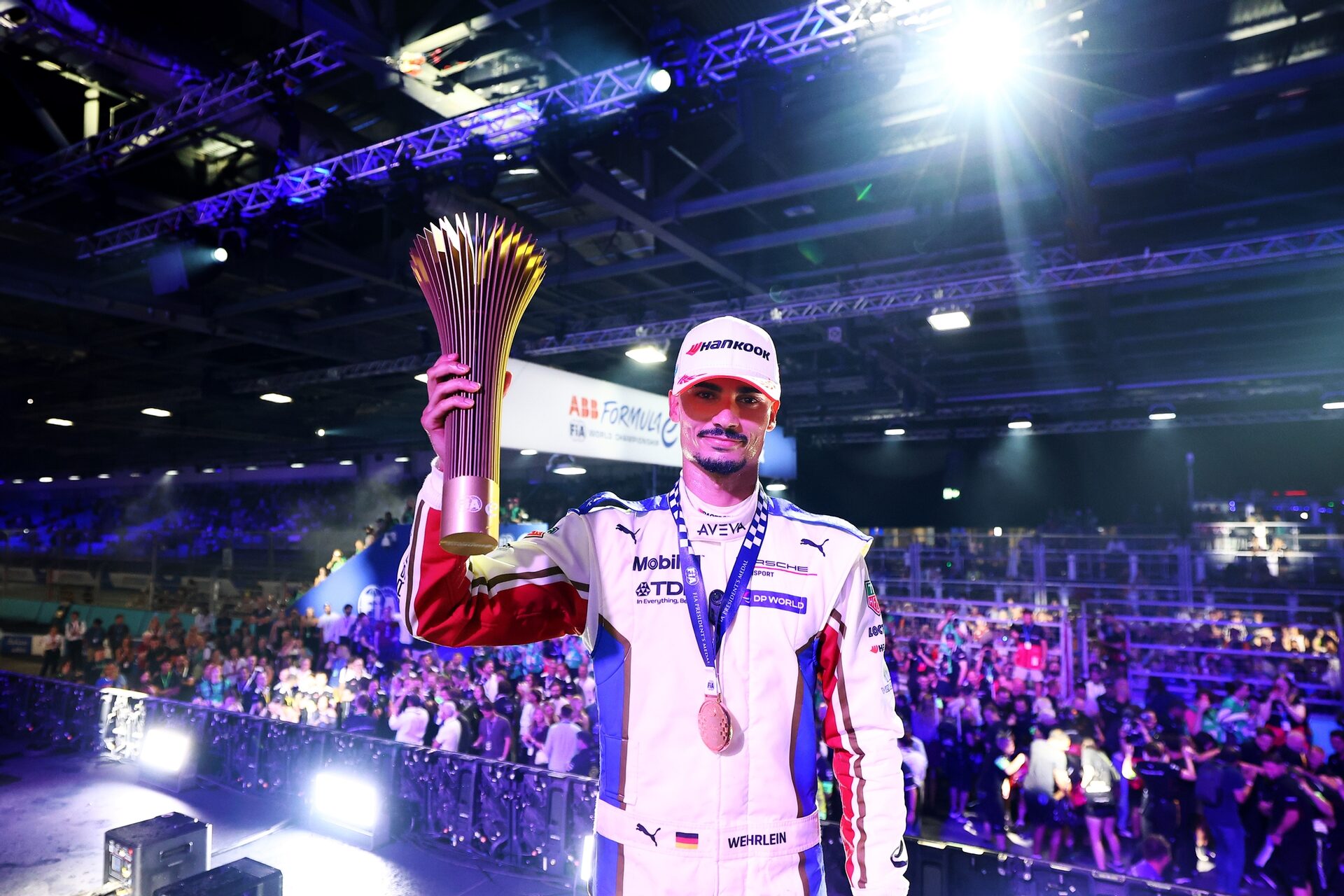 Ganador de la carrera Pascal Wehrlein de Alemania and Porsche Formula E Team celebrates on the podiu