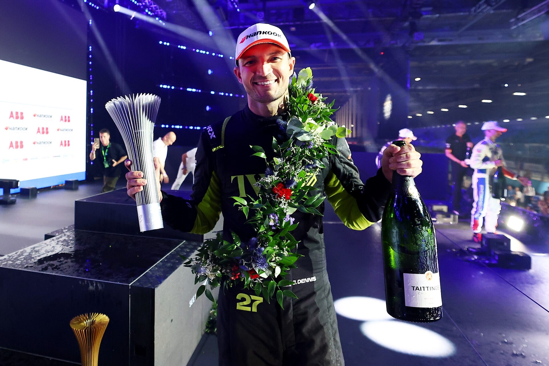 Segundo clasificado Jake Dennis de Gran Bretaña and Andretti Formula E celebrates on the podium dura