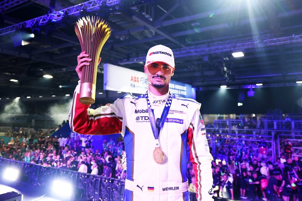 Ganador de la carrera Pascal Wehrlein de Alemania and Porsche Formula E Team celebrates on the podiu