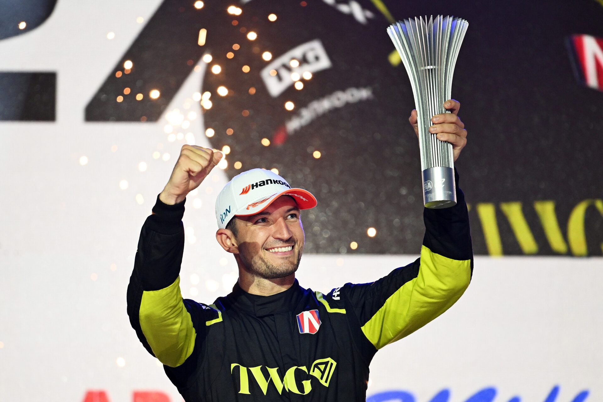 Segundo clasificado Jake Dennis de Gran Bretaña and Andretti Formula E celebrates on the podium dura