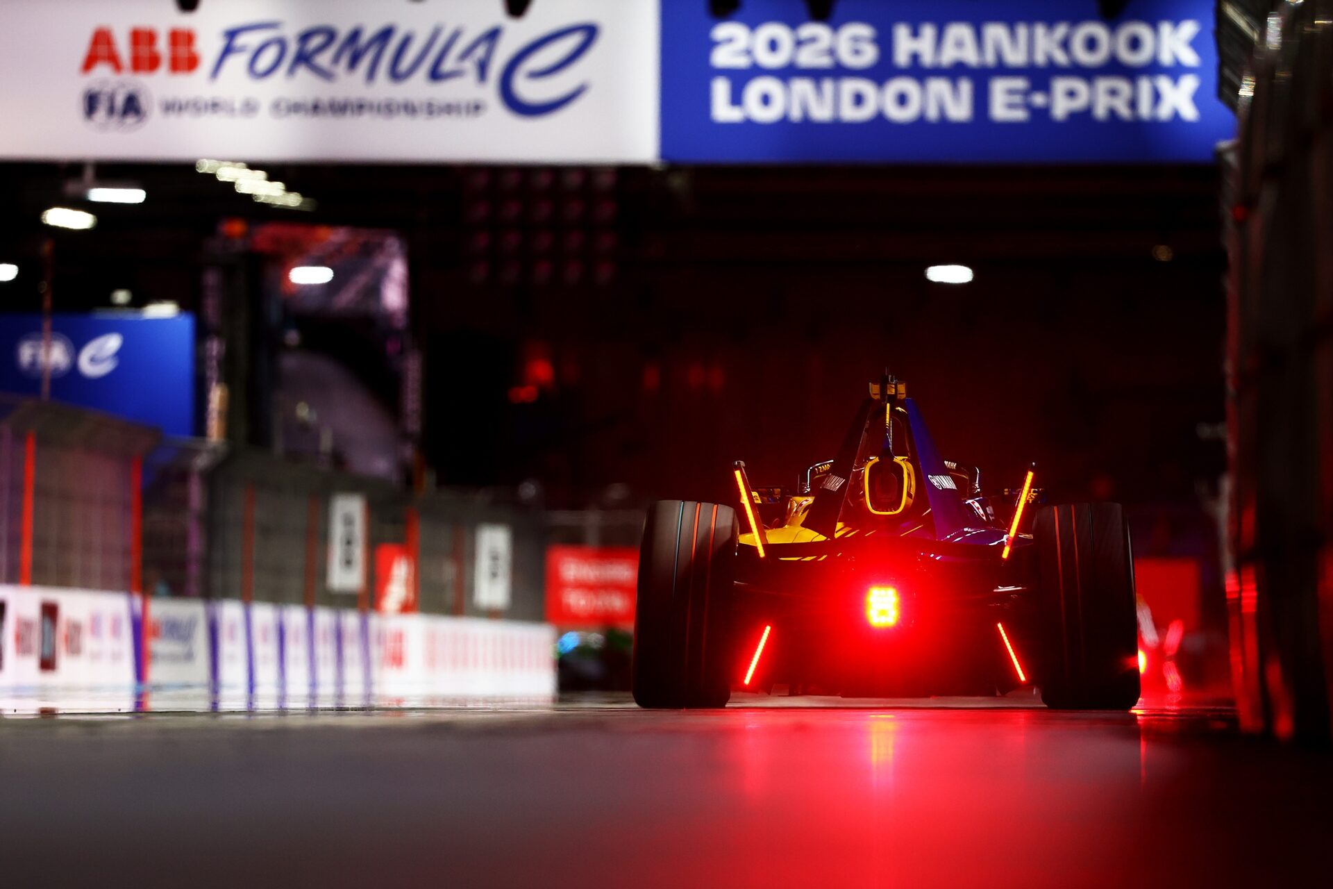Zane Maloney de Barbados pilotando el (22) Lola Yamaha ABT Formula E Team Lola-Yamaha T001 en pista 