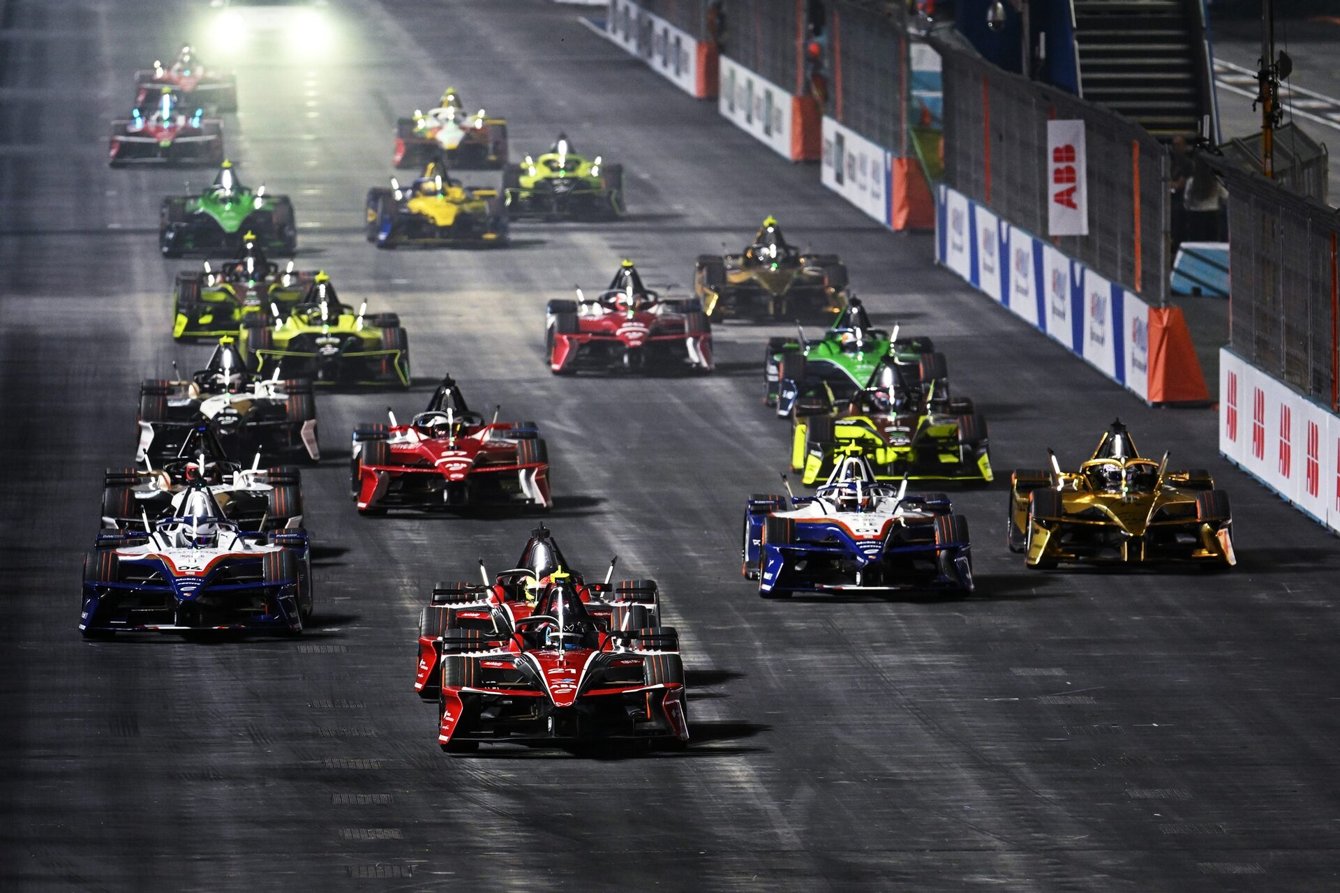 Nyck de Vries de los Países Bajos pilotando el (21) Mahindra Racing Mahindra M12Electro and Edoardo 