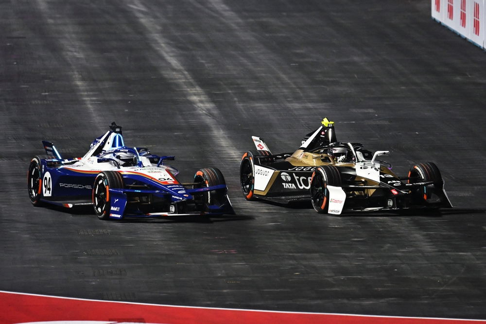 Pascal Wehrlein (No. 94, Porsche) y Mitch Evans (No. 12, Jaguar TCS Racing) en batalla durante el London E-Prix
