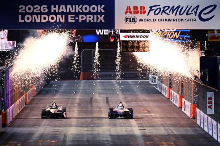 Dos autos cruzan la meta bajo los fuegos artificiales del 2026 Hankook London E-Prix, última carrera de la era GEN3 del ABB FIA Formula E World Championship.