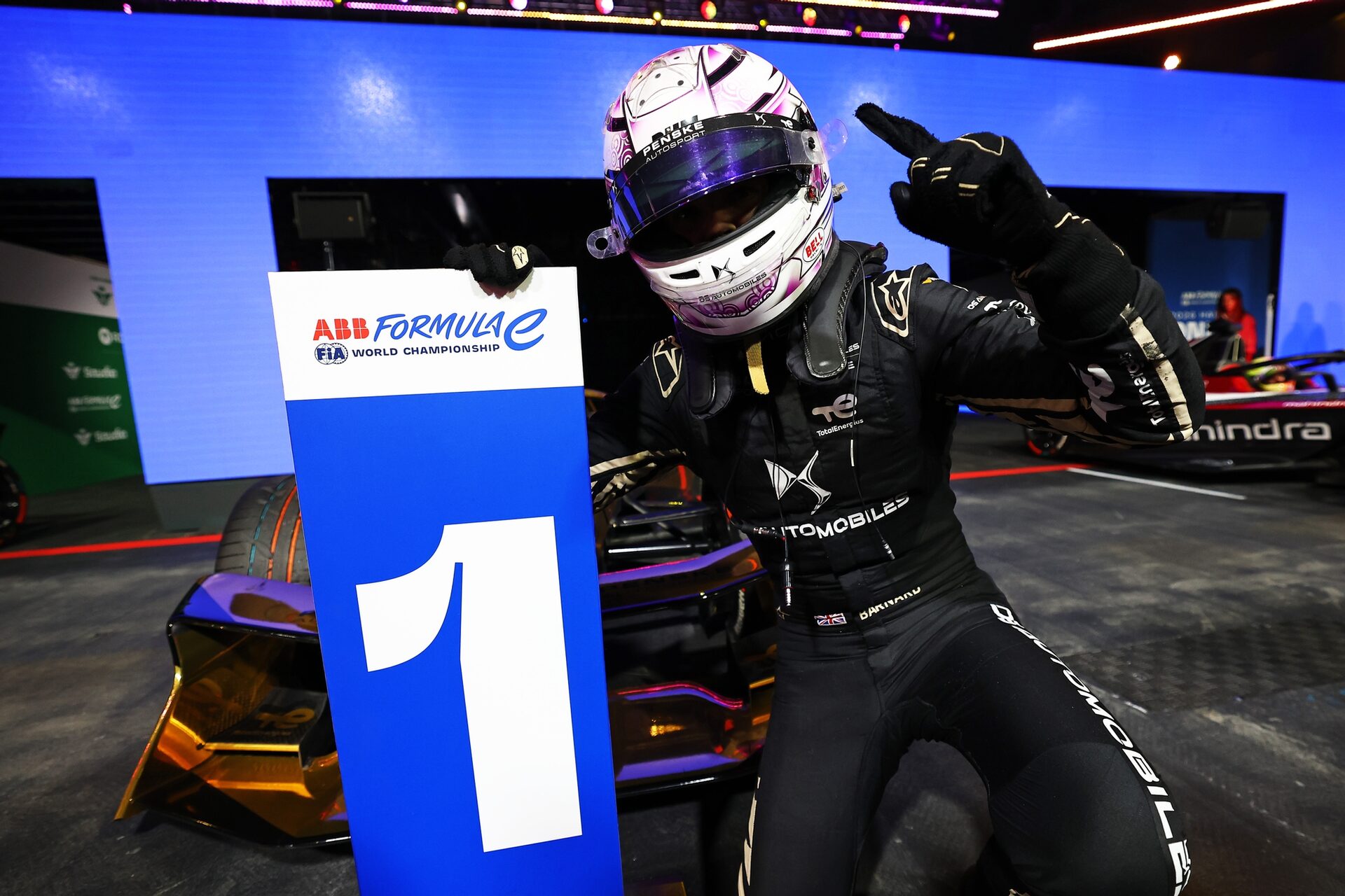 Ganador de la carrera Taylor Barnard de Gran Bretaña and DS PENSKE celebra en el parque cerrado dura