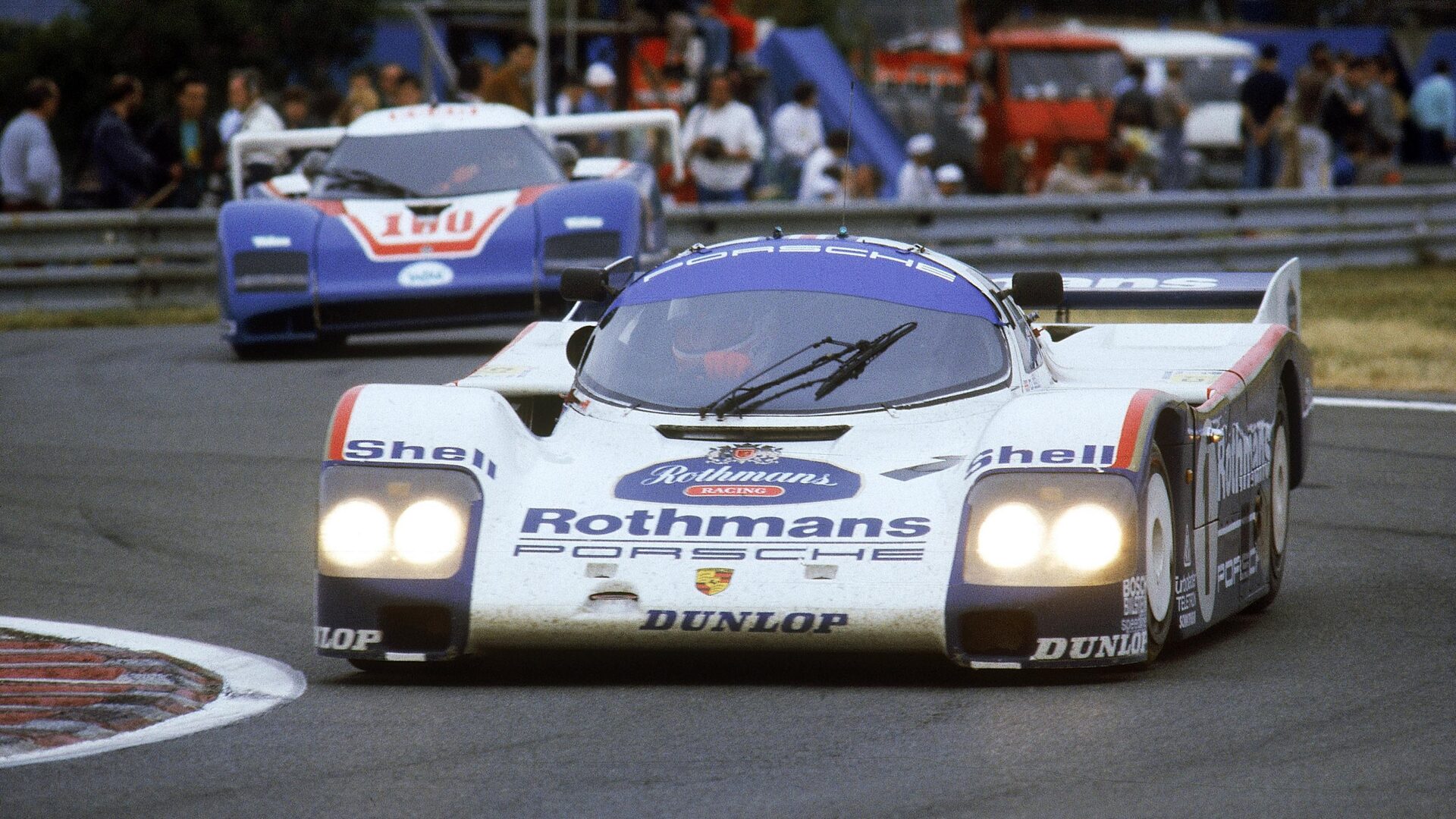 El Porsche 956 Grupo C, bicampeón de Le Mans 1982-1983, referente del livery histórico. Fotos: Porsche Newsroom