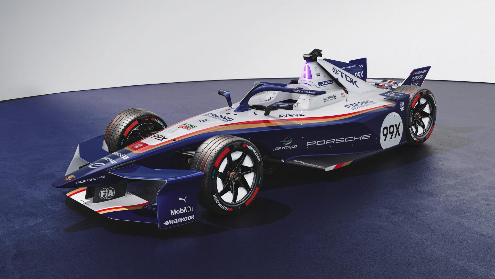 Vista del Porsche 99X Electric con la librea histórica para el London E-Prix. Fotos: Porsche Newsroom