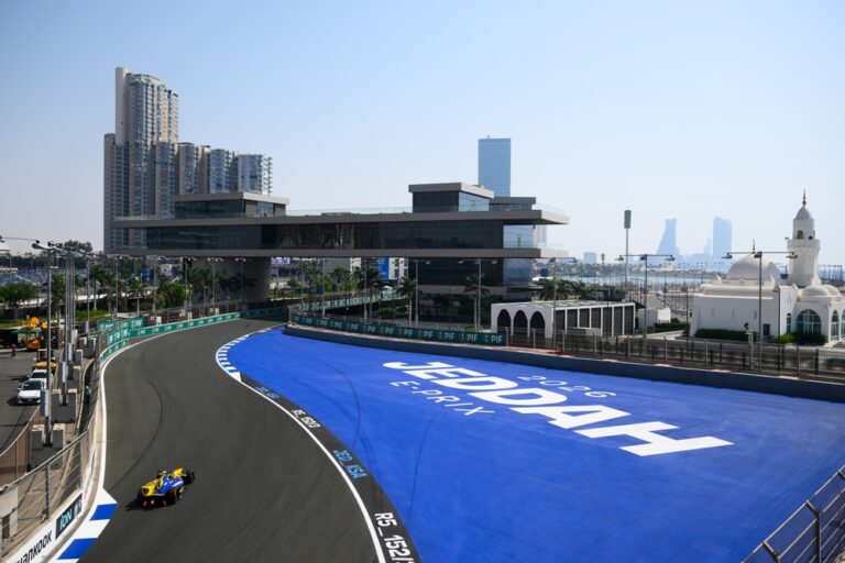 Lucas di Grassi de Brasil conduciendo el Lola Yamaha ABT Formula E Team Lola-Yamaha T001 en pista durante las prácticas previas al Jeddah E-Prix, ronda 5 del Campeonato Mundial de la Fórmula E 2026 en el Jeddah Corniche Circuit en Yeda, Arabia Saudita. (Foto: Simon Galloway/LAT Images)