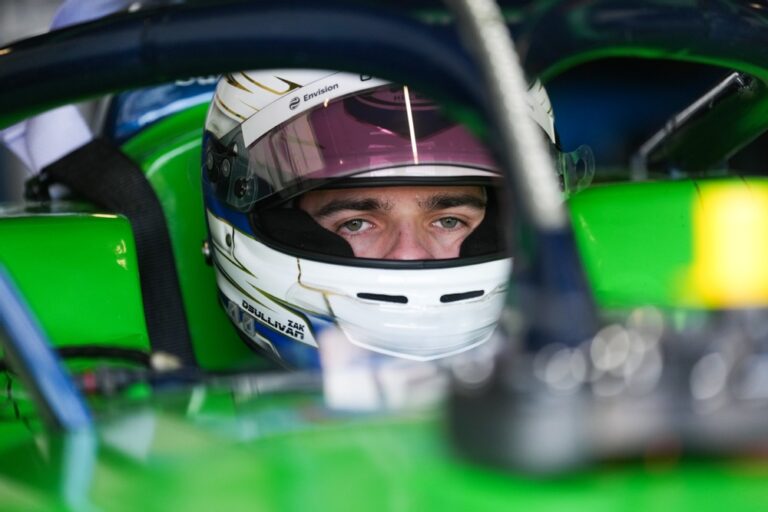 Zak O'Sullivan de Gran Bretaña y Envision Racing se prepara para conducir en el garaje durante el Madrid Rookie Test del Campeonato Mundial de la Fórmula E 2026 en el Circuito del Jarama. (Foto: Jed Leicester / LAT Images)