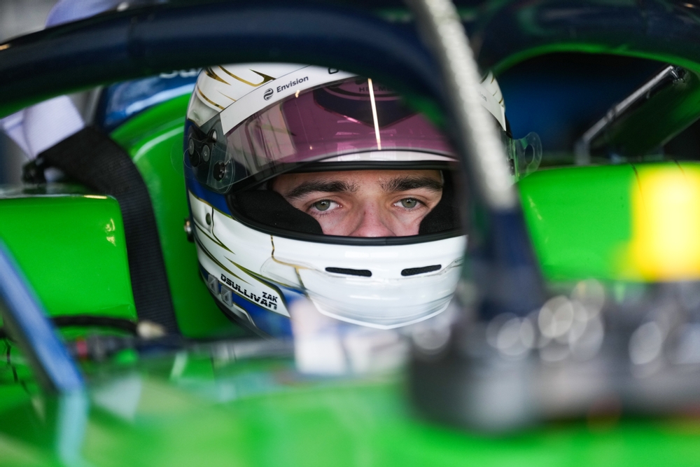 Zak O'Sullivan de Gran Bretaña y Envision Racing se prepara para conducir en el garaje durante el Madrid Rookie Test del Campeonato Mundial de la Fórmula E 2026 en el Circuito del Jarama. (Foto: Jed Leicester / LAT Images)