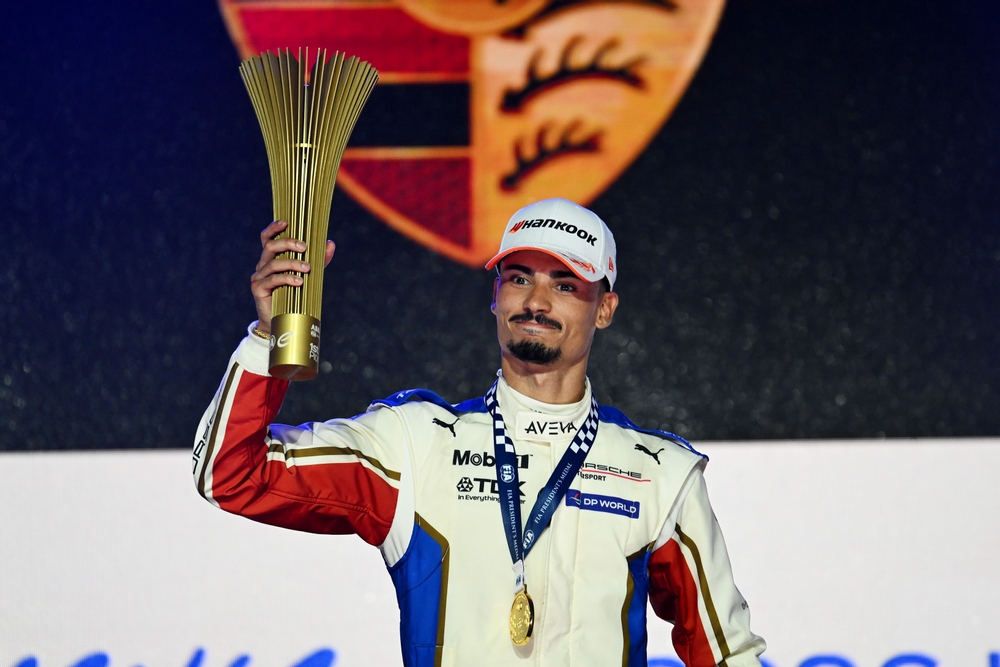 Pascal Wehrlein de Alemania y el equipo Porsche Formula E Team, ganador de la carrera, celebran en el podio durante el London E-Prix, decimosexta ronda del Campeonato Mundial de la Fórmula E 2026 en el ExCeL London. (Foto: Sam Bagnall / LAT Images)